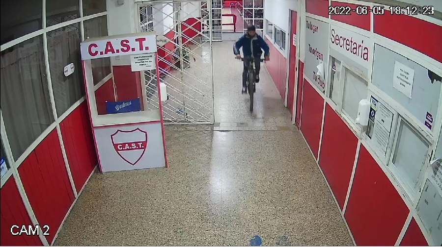 En 30 segundos se robó una bici del Club San Telmo y quedó escrachado en la filmación